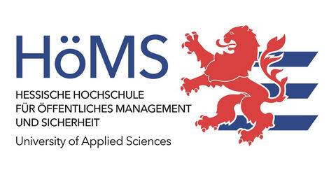 Logo HöMS HöMS-Logo mit Hessen-Löwe (rechts) und Schriftzug 'Hessische Hochschule für öffentliches Management und Sicherheit' (links)