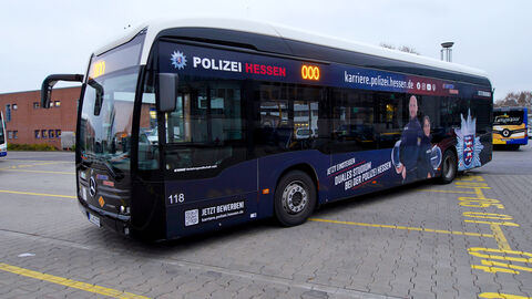 Ein Bus der Stadtwerke Wiesbaden beklebt mit Nachwuchswerbung der Polizei