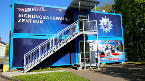 Das Gebäude zeigt das Eignungsauswahlzentrum. Das Gebäude zeigt die Container des Eignungsauswahlzentrum am Campus Wiesbaden