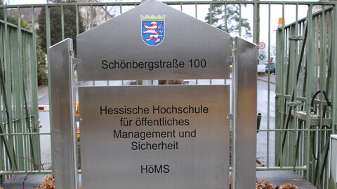 Eingangsschild HöMS Straßenschild das den Eingang zur HöMS ausweist