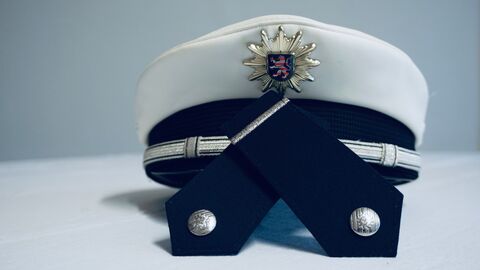 Polizeimütze und Schulterklappen für Anwärterinnen und Anwärter der Polizei