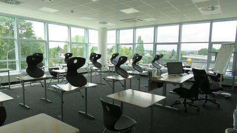 Lehrsaal Campus Mühlheim Lehrsaal mit hochgestellten Stühlen am Campus Mühlheim