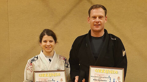 Fachlehrer in Sport und Einsatzlehre, Mike Hartmann (rechts), geehrt. Eine weitere Sportlerin (links) wurde ebenfalls geehrt.
