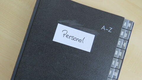 Eine geschlossene Mappe mit der Aufschrift Personal