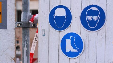 Arbeitsschutz Warnschilder (Hörschutz, Sicherheitsschuhe, Brillenschutz, Mundschutz)  Blaue Warnschilder mit Icons von Menschen mit Hörschutz, Sicherheitsschuhen und Schutzbrillen