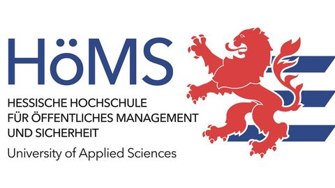 Blauer Schriftzug der Hessischen Hochschule für öffentliches Management und Sicherheit mit rotem Hessenlöwen