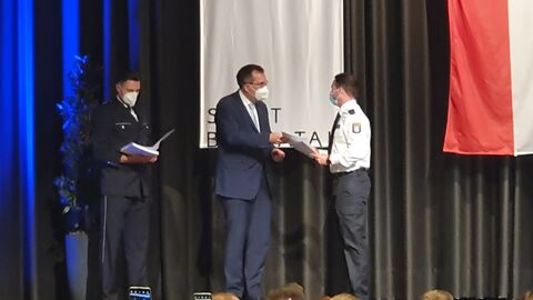 Graduierung 2022 Herr Dr. Seubert übergibt eine Ernennungsurkunde während der Dezentralen Graduierungsfeier am Campus Kassel in der Stadthalle Baunatal