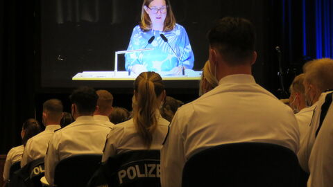Graduierung 2022 Frau Josefs bei ihrer Ansprache während der Dezentralen Graduierungsfeier am Campus Kassel in der Stadthalle Baunatal, im Vordergrund ublikum