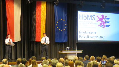 Graduierung 2022 Beiträge einer Polizeikommissaranwärterin und eines Polizeikommissaranwärters anlässlich der Dezentrale Graduierungsfeier am Campus Kassel in der Stadthalle Baunatal