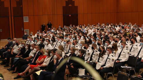Graduierung 2022 Dezentrale Graduierungsfeier am Campus Wiesbaden im Saalbau Frankfurt, Blick ins Publikum