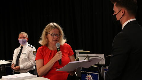 Graduierung 2022 Dezentrale Graduierungsfeier am Campus Wiesbaden im Saalbau Frankfurt, Kanzlerin Frau Schäfers-Vogel ernennt einen Anwärter,