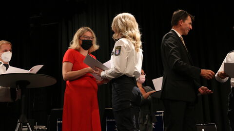 Graduierung 2022 Frau Schäfers-Vogel und Herr Neumeyer überreichen Ernennungsurkunden während der Dezentrale Graduierungsfeier am Campus Wiesbaden im Saalbau Frankfurt