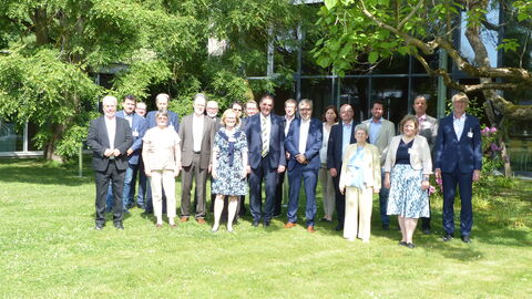 Die Mitglieder der Rektorenkonferenz im Innenhof der Universität Speyer 