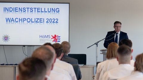 Vizepräsident für polizeiliche Aufgaben Stefan Frutig Vizepräsident für polizeiliche Aufgaben Stefan Frutig am Rednerpult während der Indienststellung der Wachpolizei