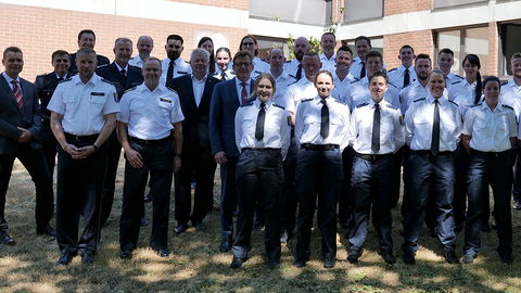 Gruppenbild von allen Wachpolizistinnen und Wachpolizisten an Indienststellung der Wachpolizei 2022 an der HöMS 