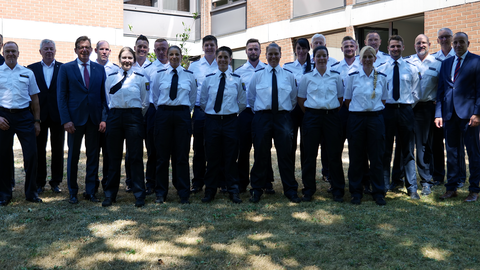 Teilnehmerinnen und Teilnehmern des Ausbildungsstandortes HöMS Wiesbaden Gruppenbild der Teilnehmerinnen und Teilnehmern des Ausbildungsstandortes HöMS Wiesbaden am Tag der Indienststellung der Wachpolizei