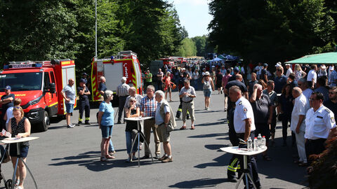 Fotos der Besucher des Tag des offenen Tores im Fahrtrainingszentrum Hünstetten, links Fahrzeuge der Feuerwehr