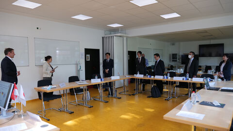 Begrüßung Delegation aus Japan Vizepräsident für polizeiliche Aufgaben Frutig begrüßt Delegierte aus Japan in einem Lehrsaal im Gebäude 9