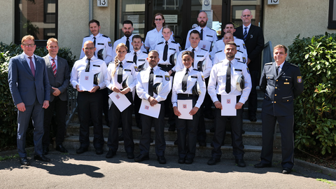 Teilnehmerinnen und Teilnehmern des Ausbildungsstandortes Polizeipräsidium Frankfurt am Main Teilnehmerinnen und Teilnehmern des Ausbildungsstandortes Polizeipräsidium Frankfurt am Main am Tag der Indienststellung der Wachpolizei