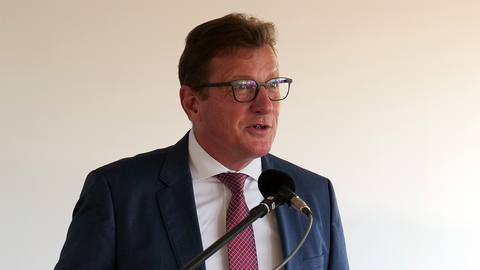Staatssekretär Stefan Sauer Staatssekretär Stefan Sauer am Rednerpult während der Indienststellung der Wachpolizei