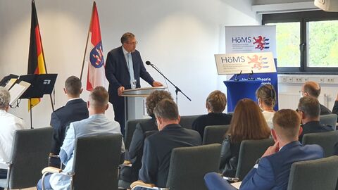 Präsident Dr. Seubert Präsident Dr. Seubert am Rednerpult anlässlich der Gründungsfeier HöMS am 16. September 2022