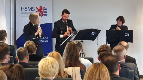 Drei Beschäftigte des Landespolizeiorchester Hessen mit Blasinstrumenten spielen anlässlich der Gründungsfeier der HöMS am 16. September 2022 Landespolizeiorchester Hessen