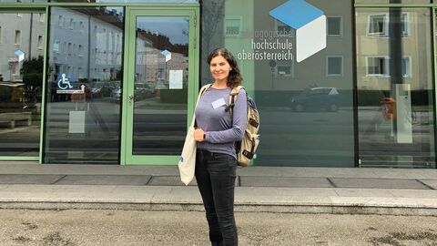 Frau Dr. Müller bei der 25. Jahrestagung der DeGEval: Machtwissen? als Vertretung der HöMS in Linz vor dem Gebäude der pädagogischen Hochschule 