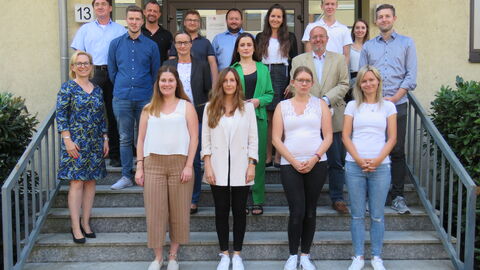 Neuer Studiengang MPM, links oben Herr Prof. Dr. Hogrebe und links Mitte die kommissarische Dekanin Prof. Dr. Eibelshäuser Gruppenbild des Neuen Master-Studiengang Public Management 2022