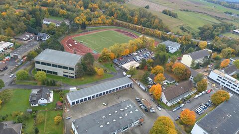Campus Kassel Luftbildaufnahme mit allen Gebäuden und dem Sportplatz des Campus Kassel