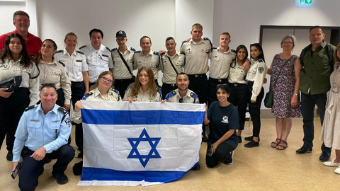 Gruppenbild Besuchergruppe aus Israel Gruppenbild mit Delegation aus Israel, Leiter Abteilung Einsatz des PP Westhessen Thomas Schmidl und die Leiterin des Zentrums für Nachwuchsmanagement der HöMS Isabel Müller