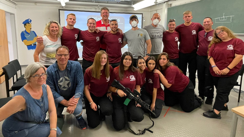 Beim Hessischen Landeskriminalamt (HLKA) Jugendliche der israelischen Delegation beim Einsatztraining mit Laserwaffen beim Hessischen Landeskriminalamt (HLKA)