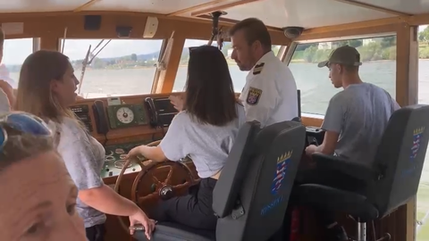 Die Wasserschutzpolizei als Teil der Hessischen Bereitschaftspolizei Jugendliche der israelischen Delegetaion bei einer Fahrt mit dem Boot der Wasserschutzpolizei
