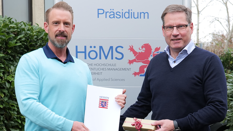 PHK Sascha Letsche bekommt vom Vizepräsident für polizeiliche Aufgaben Stefan Frutig Belobigungsurkunde des hessischen Ministerpräsidenten