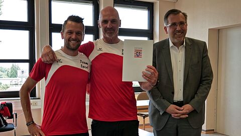 Die Institutsordnung des neu gegründeten Sportinstitut wird von Herrn Dr. Walter Seubert an Matthias Hanl und Prof. Dr. Christoph Zinner übergeben Übergabe der Institutsordnung während der Gründungsfeier des Sportinstituts, zu sehen sind Matthias Hanl, Prof. Dr. Christoph Zinner und Dr. Walter Seubert