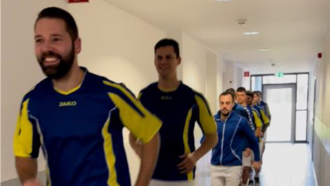 lustiges Warm-Up auf dem Gang bei der HPM Handball – allen voran unser erfahrenste Mann des Kaders, POK Felix Heckmann vom PP NH