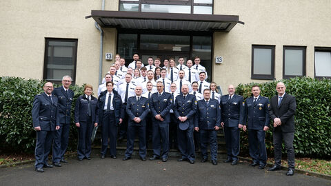 Gruppenbild aller Teilnehmenden an der Indienststellung der Wachpolizei im Februar 2023