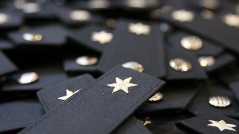 Polizeischulterklappen mit einem Stern
