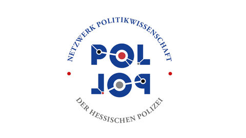 kreisrundes Logo des Netzwerks Politikwissenschaft der Hessischen Polizei PolPo (steht in der MItte), obere Hemisphäre (Netzwerk Politikwissenschaft), untere Hemisphäre (der Polizei Hessen)l