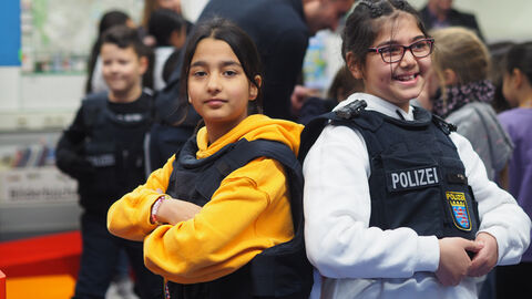 Polizeipatenprogramm: Pilotprojekt zwischen der HöMS und der Jugendbücherei in Kassel gestartet Schülerinnen und Schüler der Grundschule am Wall in Kassel probieren Schutzwesten an