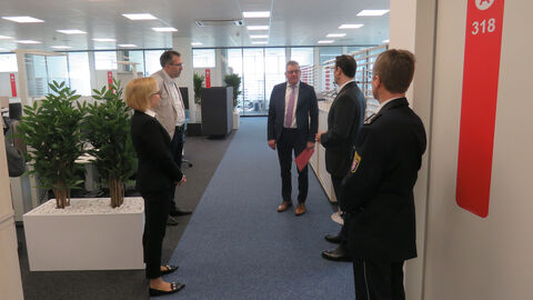 Staatssekretär Stefan Sauer besucht den Campus Mühlheim an der HöMS