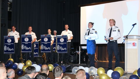 Moderatoren der Graduierungsfeierlichkeiten Moderatoren der Graduierungsfeierlichkeiten
