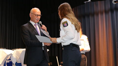 Verleihung der Bachelorurkunde durch Landespolizeipräsident Robert Schäfer an eine Studierende der Schutzpolizei Verleihung der Bachelorurkunde durch Landespolizeipräsident Robert Schäfer an eine Studierende der Schutzpolizei