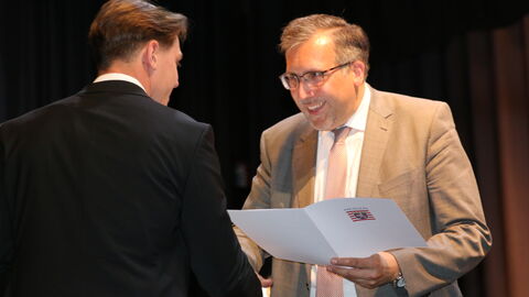 Verleihung der Bachelorurkunde durch den Präsidenten der HöMS Dr. Walter Seubert an einen Studierenden der Kriminalpolizei Verleihung der Bachelorurkunde durch den Präsidenten der HöMS Dr. Walter Seubert an einen Studierenden der Kriminalpolizei