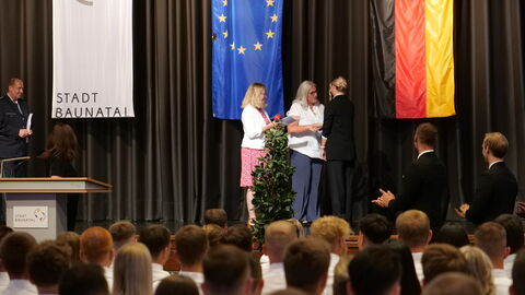 Verleihung der Bachelor-Urkunden durch die Kanzlerin Frau Schäfers-Vogel Verleihung der Bachelor-Urkunden durch die Kanzlerin Frau Schäfers-Vogel