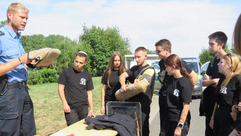 Die israelische Jugendgruppe bei der Diensthundeführerstaffel (DHFSt) des Polizeipräsidiums Westhessen Die israelische Jugendgruppe bei der Diensthundeführerstaffel (DHFSt) des Polizeipräsidiums Westhessen