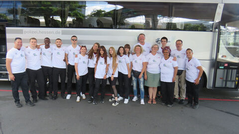 Gruppenfoto aller Teilnehmenden beim Besuch der israelischen Jugendgruppe bei der Ankunft am Flughafen Rhein Main Gruppenfoto aller Teilnehmenden beim Besuch der israelischen Jugendgruppe bei der Ankunft am Flughafen Rhein Main