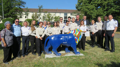 Gruppenfoto aller Teilnehmenden beim Besuch der israelischen Jugendgruppe mit dem Hessenlöwen