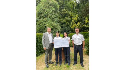 Dr. Walter Seubert, Aleyna Kilic, Fatma Koyutürk und Jens Peters mit einem symbolischen Scheck zu Gunsten der Erdbebenopfer in der Türkei