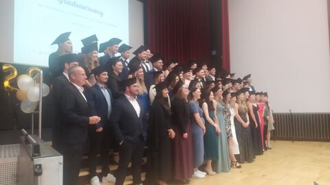 Gruppenbild der Graduierten, vorne links der Hessische Minister des Innern und für Sport Peter Beuth