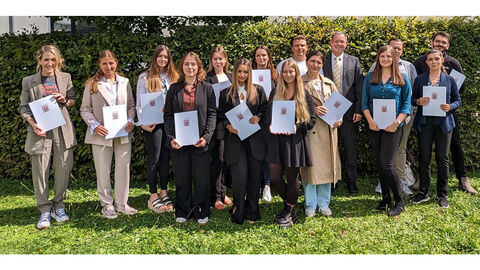 Gruppenfoto Studiengruppe 20-5 bei der Graduierung im Fachbereich Verwaltung am Campus Wiesbaden Gruppenfoto Studiengruppe 20-5 bei der Graduierung im Fachbereich Verwaltung am Campus Wiesbaden